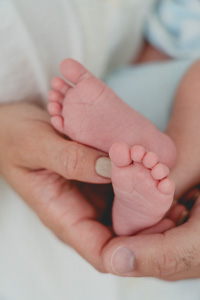Newborn session in soft natural light at home in Washington DC — Liubov Simonenko Photography